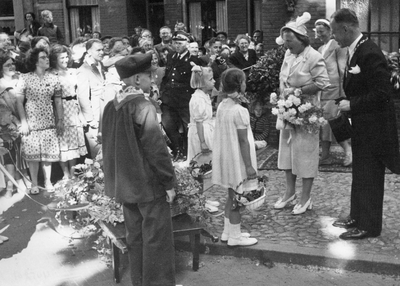 405201 Afbeelding van kinderen die kersen aanbieden aan Koningin Juliana tijdens haar bezoek aan Wijk bij Duurstede, ...